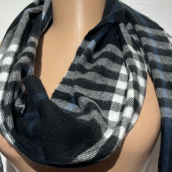 Cejon Women's White Black Plaid Fringe Knit Wrap Scarf - Picture 4 of 5